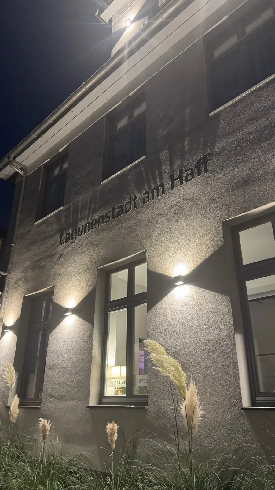 Fassade des Alten Bahnhofs in Ueckermünde bei Nacht mit Schriftzug „Lagunenstadt am Haff“