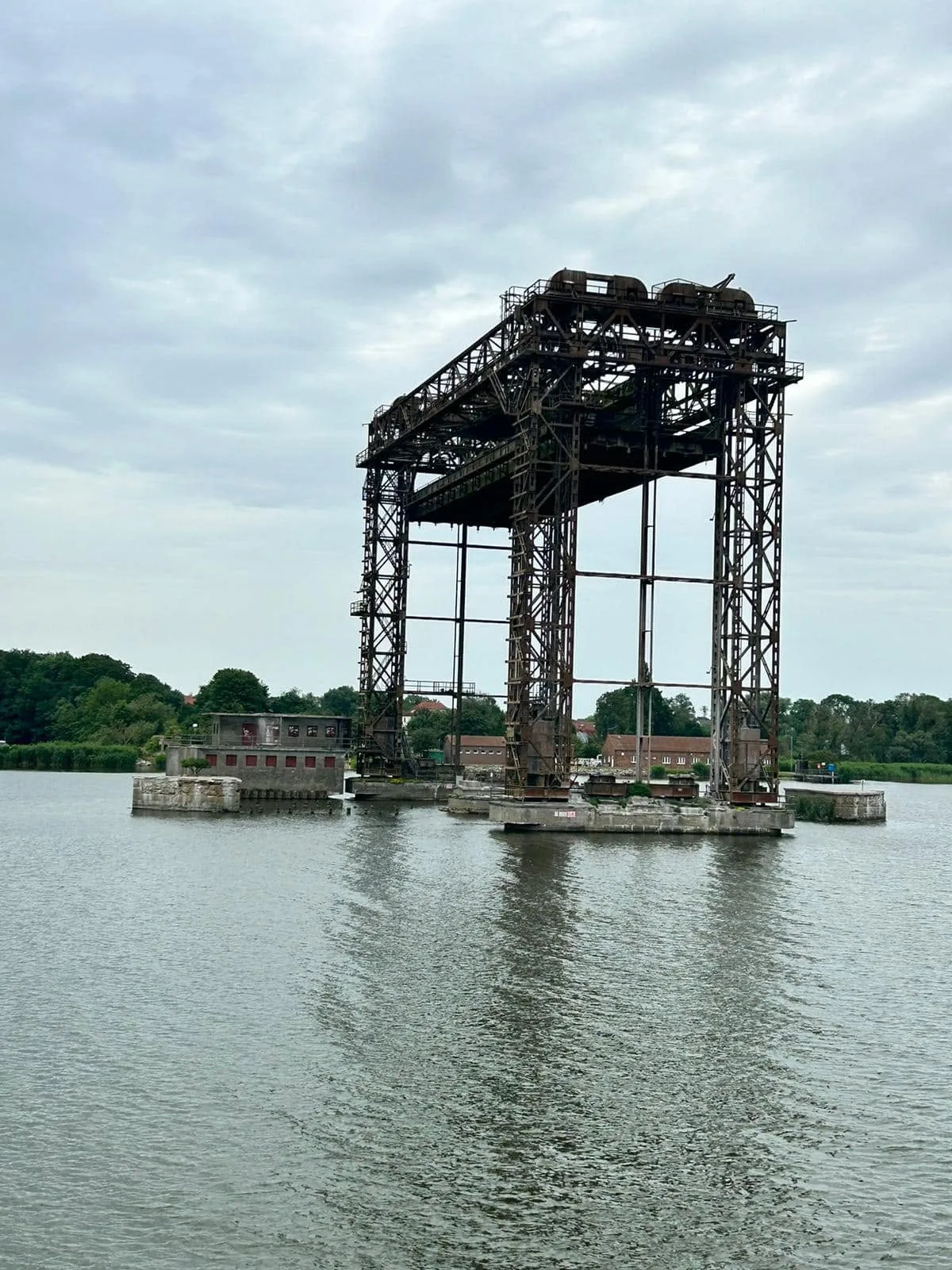 Die Hubbrücke Karnin vom Wasser aus