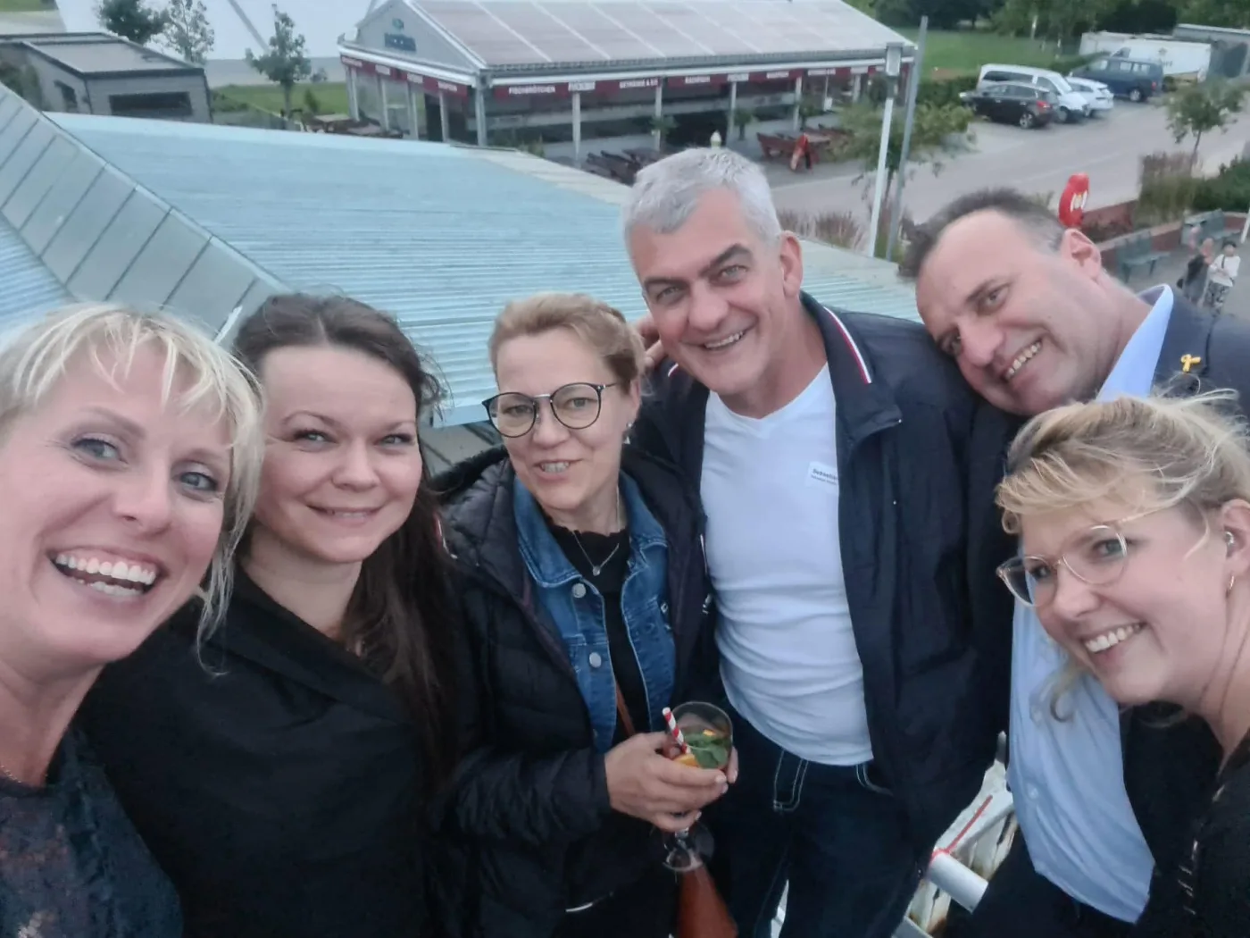 Mitglieder des Gewerbevereins an Deck des Ausflugsschiffs