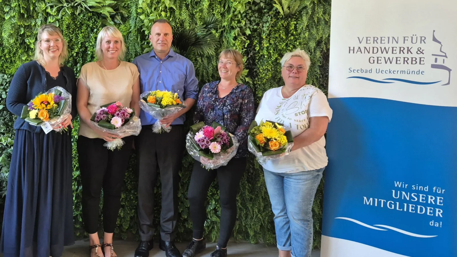 Der Vorstand des Gewerbevereins mit Blumensträußen nach der Wahl