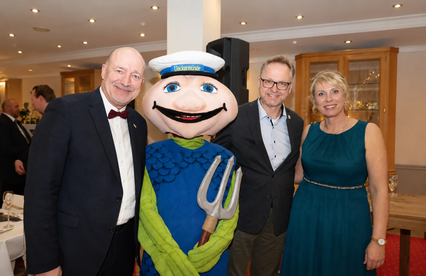 Bürgermeister, Stadtmaskottchen Ueckerich und Gäste beim Neujahrsempfang 2025