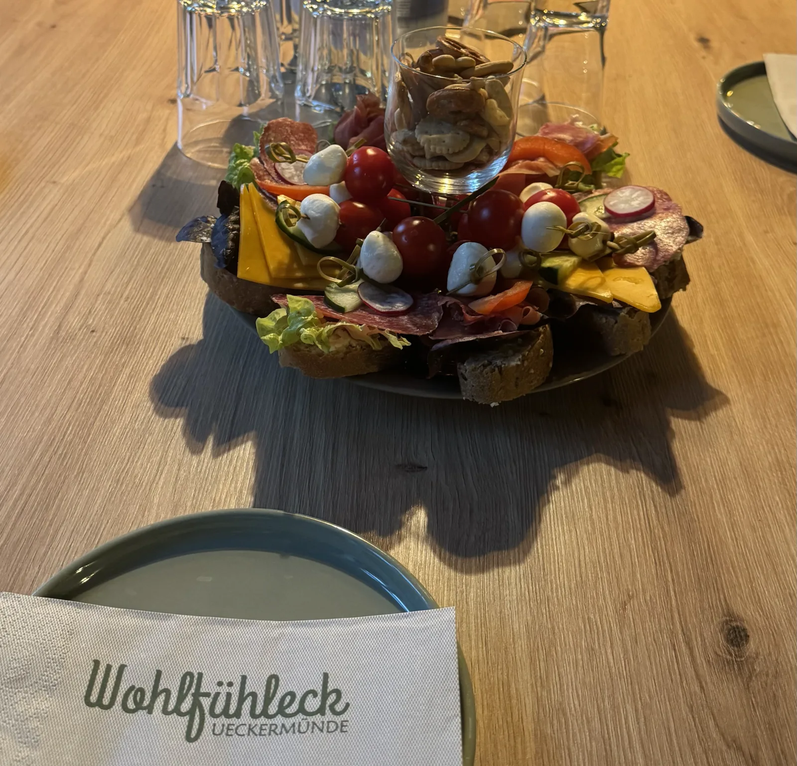 Gedeckter Tisch beim Stammtisch des Gewerbevereins im Wohlfühleck
